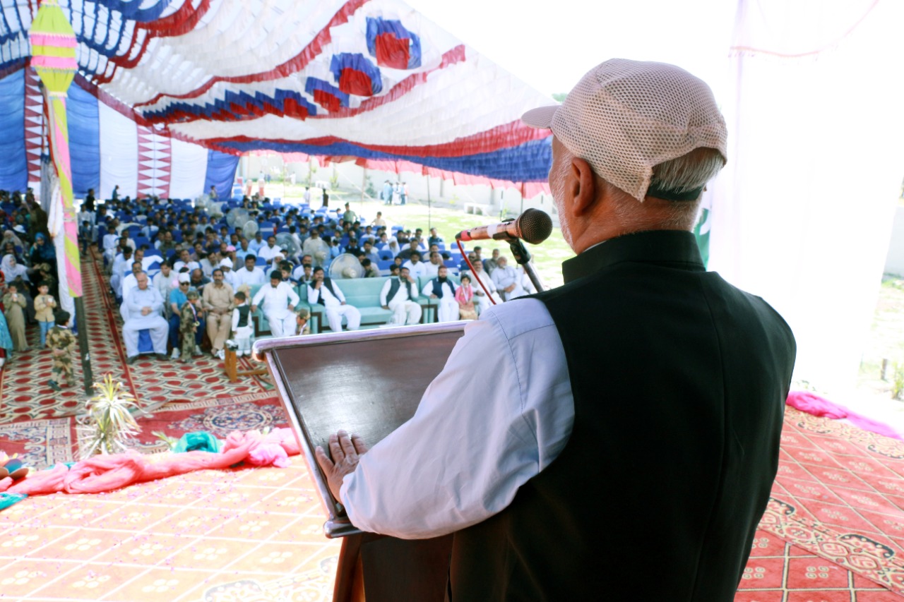 Muhammad Bashir Asi addressing a gathering