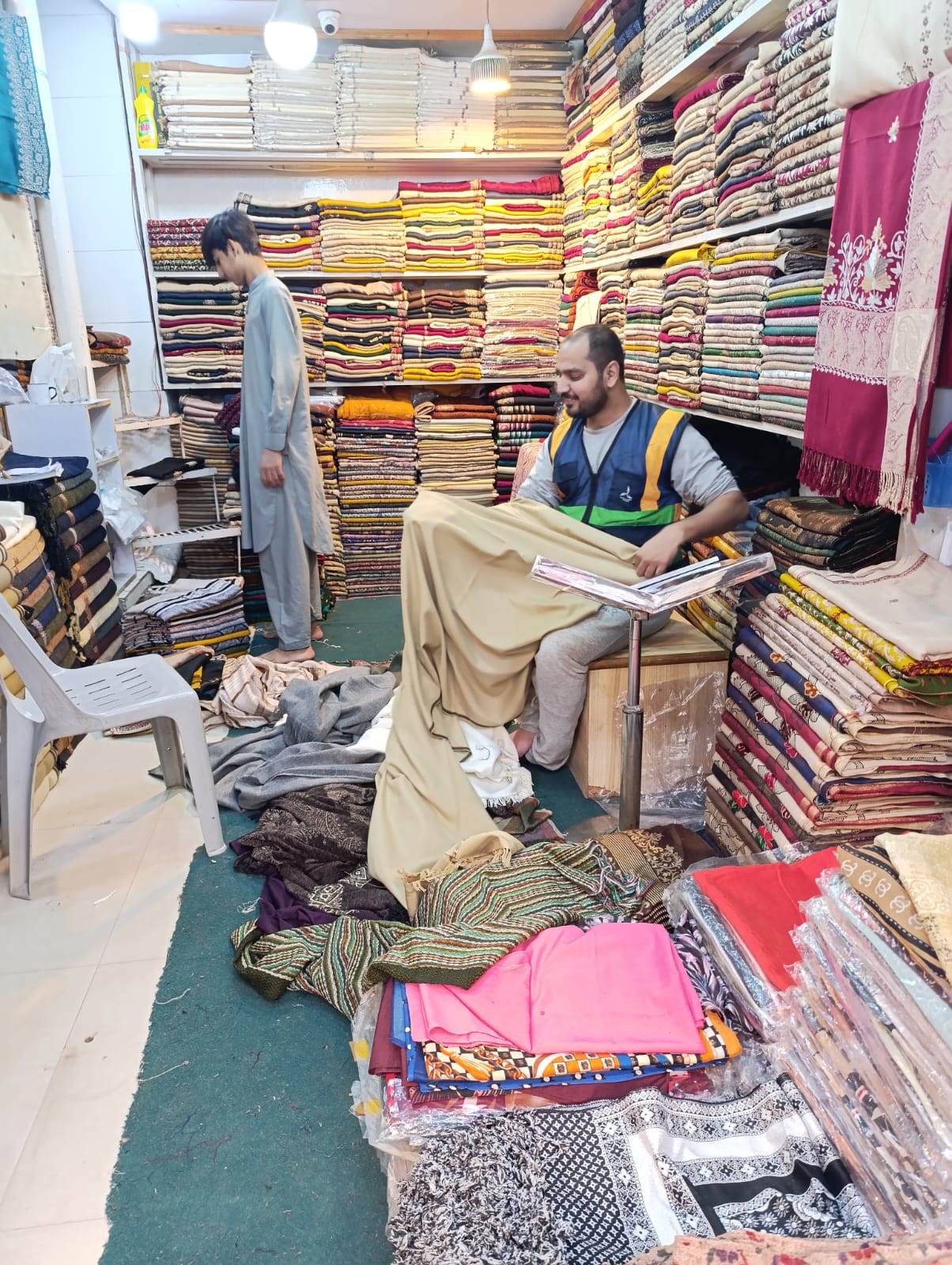 Selecting shawls and winter fabric for gift packages